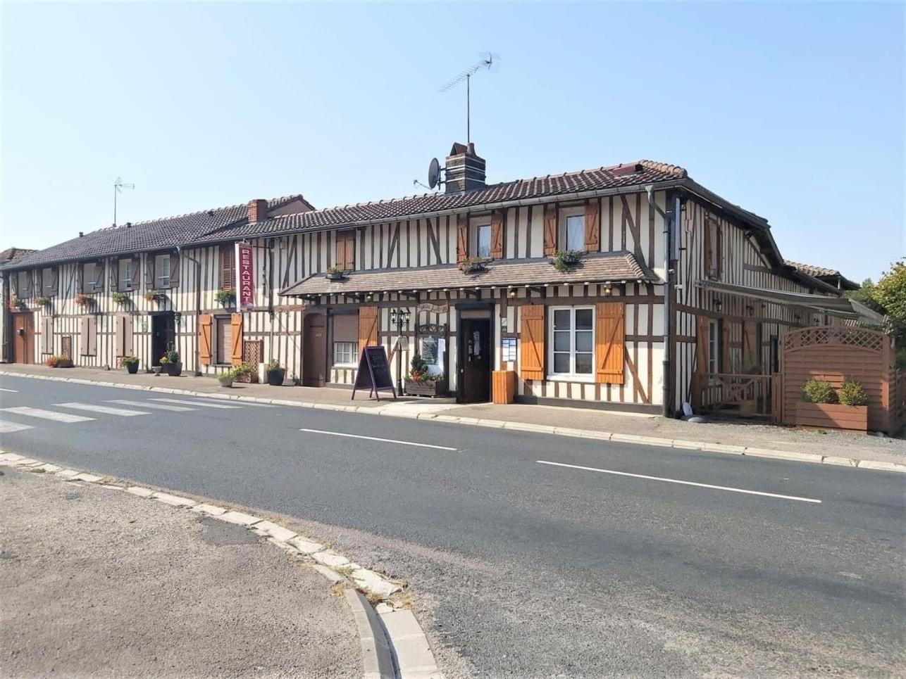La Petite Auberge Chatelraould-Saint-Louvent Exterior foto